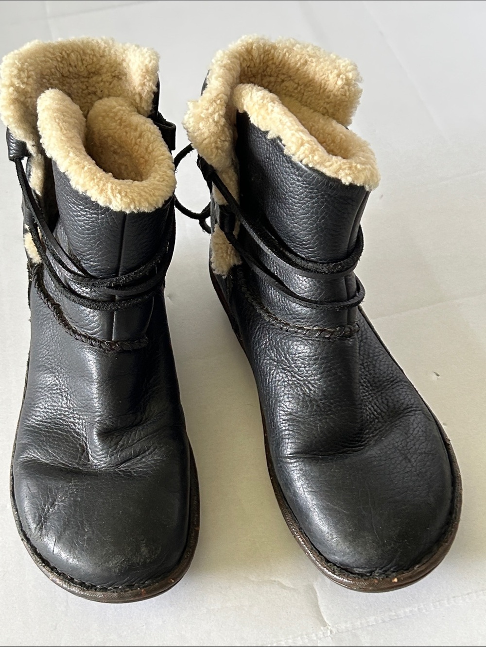 UGG CASPIA BLACK LEATHER FEATURING A SHEARLING LINING SIZE 8